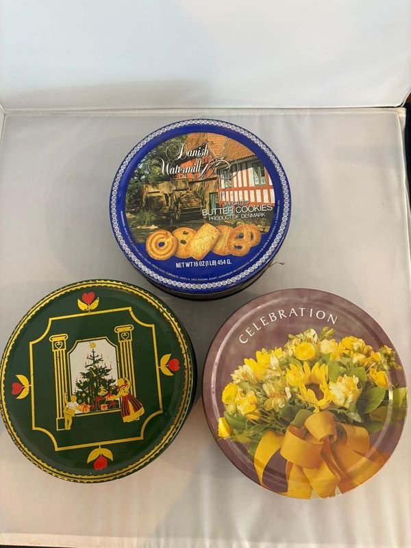 Lote siguiente: Tres latas decorativas de diferentes diseños y colores