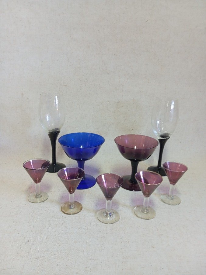 Lote siguiente: Vajilla de vino en diferentes colores y tamaños