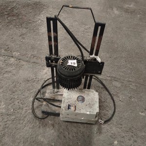 Motor Eléctrico con Estructura Metálica y Cableado - imagen 2