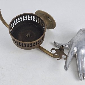 Antiguo Soporte de Bronce para Baño con Detalle de Mano - imagen 2