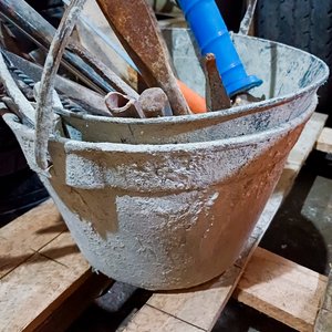 Balde con Herramientas Varias: Serruchos, Llana, Corta Hierro, Pistola de Calor y Más - imagen 5