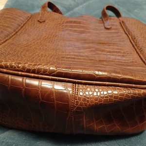 Cartera Grande Marrón Estilo Cocodrilo - imagen 2