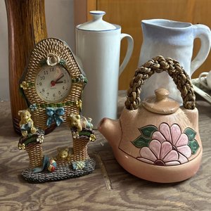 Lote siguiente: Jarra de Cerámica Decorativa con Ositos y Reloj