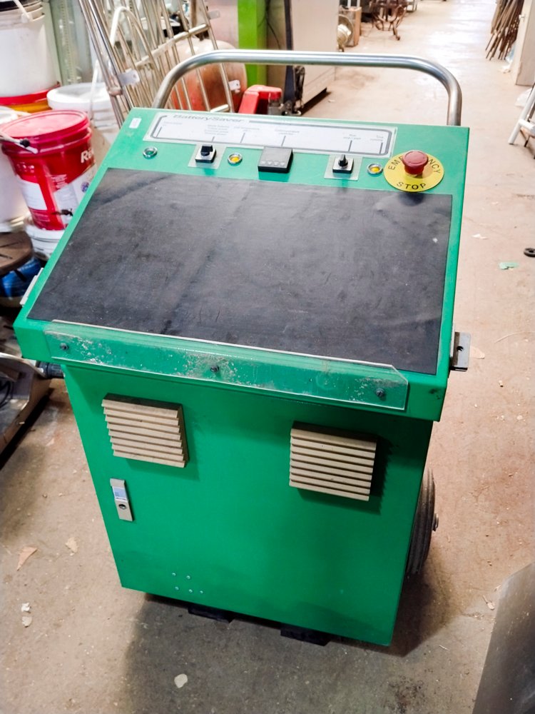 Máquina Regeneradora de Baterías "BatterySaver" Sobre Carro con Manual