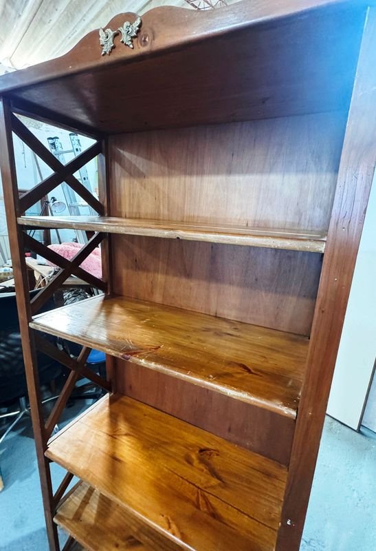 Biblioteca de madera con herraje decorativo - imagen 3