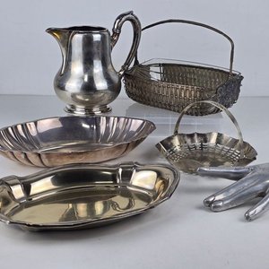 Lote siguiente: Juego de Piezas de Metal Plateado: Jarra, Canastos y Bandejas Antiguas
