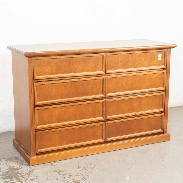 Cómoda de madera con ocho cajones