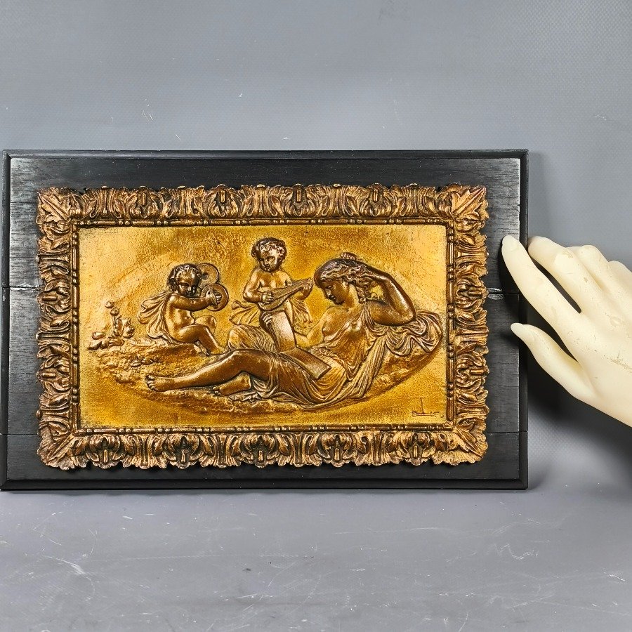 Placa de bronce en altorrelieve con escena mitológica - imagen 3