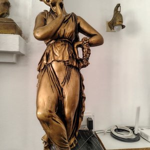 Figura Venus en Mármol Bañada en Dorado - imagen 1