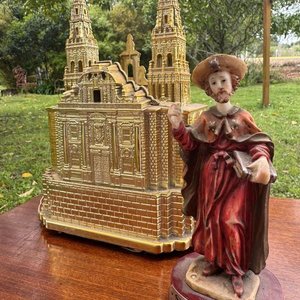 Lote anterior: 1 adorno Iglesia Santiago de Compostela en plastico y Santiago