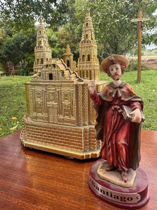 1 adorno Iglesia Santiago de Compostela en plastico y Santiago