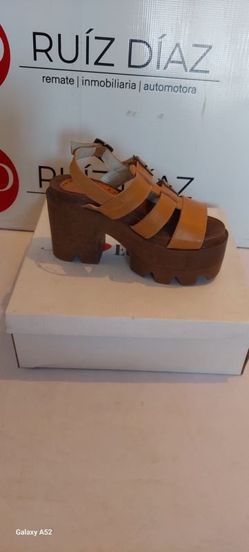 Calzado talle 34 - Zapatos de cuero en excelente condición - imagen 2
