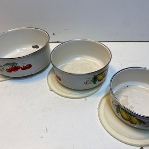 Juego de 4 Recipientes Enlozados con Motivo Frutal y Tapas Plásticas - imagen 4