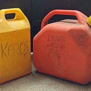 Lote de Varios: Aguarrás, Limpieza, Bidones y Césped Sintético - imagen 4