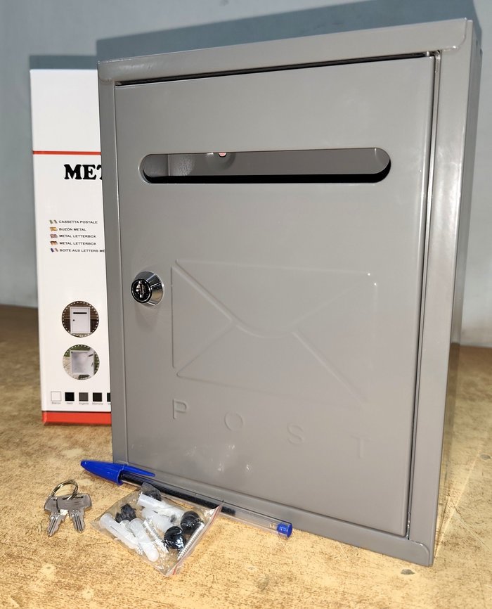 Buzonera Metálica Nueva con Llave y Accesorios