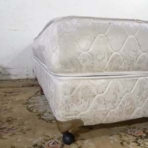 Somier de 1 Plaza Deseos con Patas y Tapizado Estampado - imagen 3