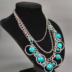 Dos Collares: Cadena Serpiente Metalizada Negra y Collar con Perlas Turquesas Artificiales - imagen 3