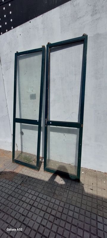 Lote siguiente: Puertas de ventana dañadas a la venta