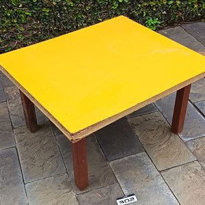 Lote siguiente: Mesa Rectangular de Madera con Tapa Amarilla
