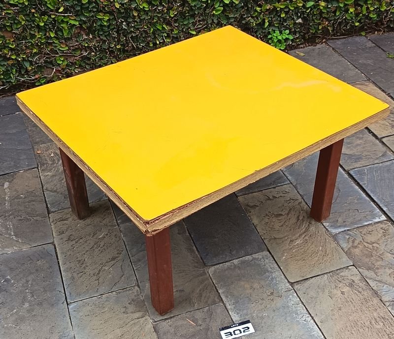 Mesa Rectangular de Madera con Tapa Amarilla