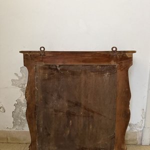Espejo Perchero Antiguo Tallado en Madera Oscura con Repisa y Ganchos Metálicos - imagen 4