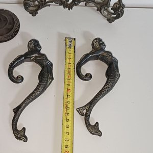 Lote de Piezas Antiguas: Candelabro de Bronce, Candelabro de Madera y Figuras de Metal - imagen 5