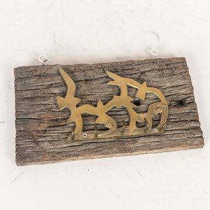 Lote siguiente: Portallaves de Bronce y Madera con Diseño de Aves