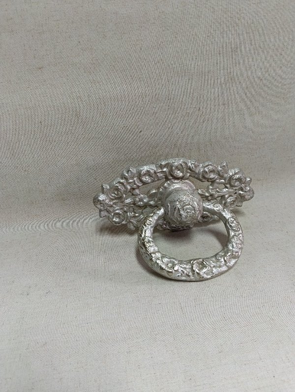 Antiguo tirador de puerta y accesorios en metal - imagen 1