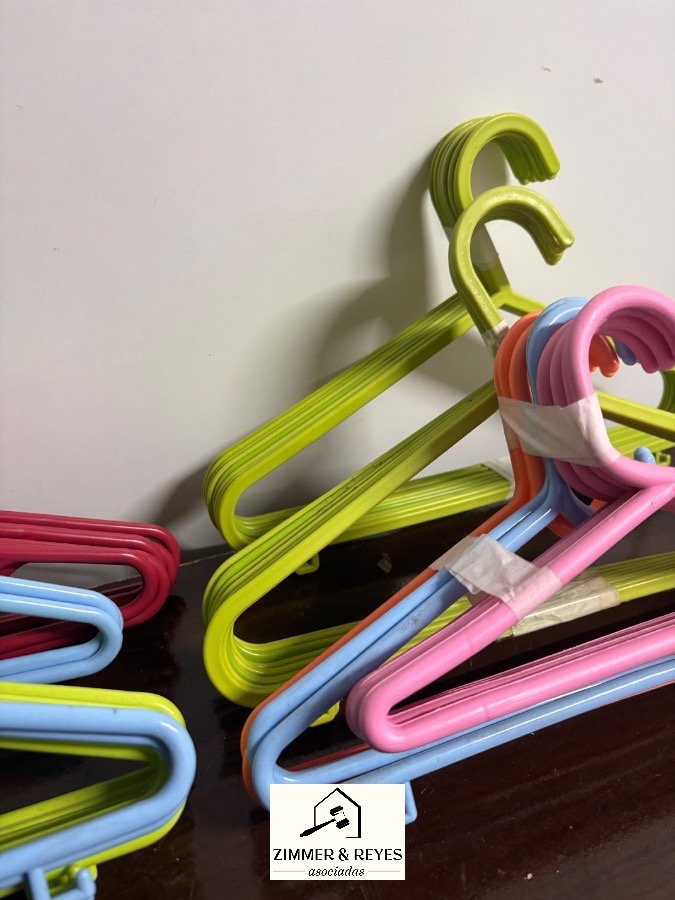 Lote de Perchas Infantiles de Plástico de Colores Variados