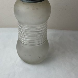 Antigua Coctelera de Vidrio Esmerilado con Tapa Metálica - imagen 3