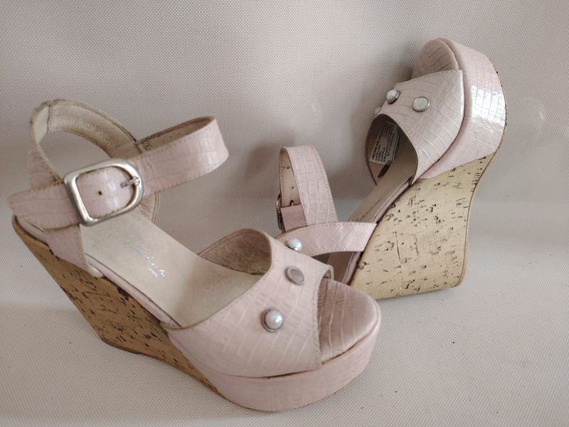 Sandalias Rosadas con Plataforma y Detalle de Perlas - Talle 37