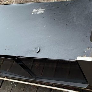Lote siguiente: Lote de Rack bajo con puerta de vidrio y un estante