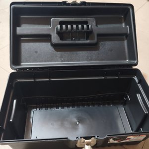 Caja de Herramientas Negra con Manija Amarilla y Cierre Metálico - imagen 4