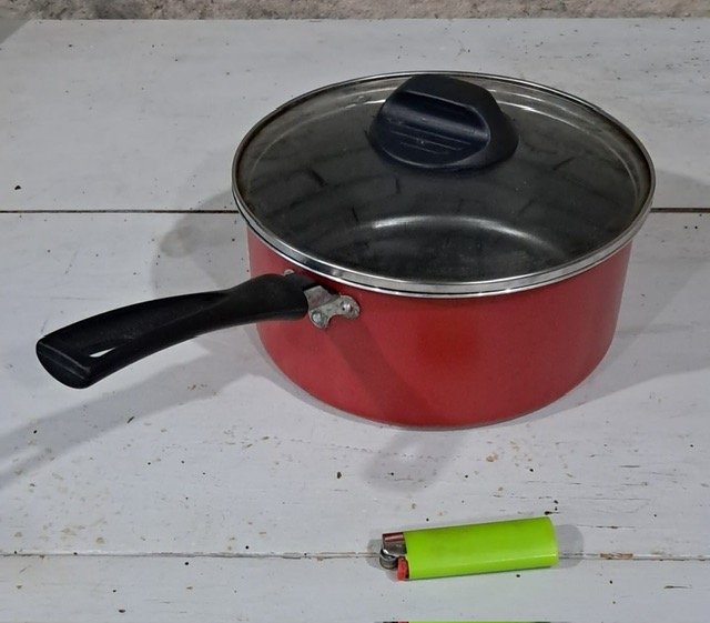 Cacerola en buen estado, roja con manija negra y tapa - imagen 2