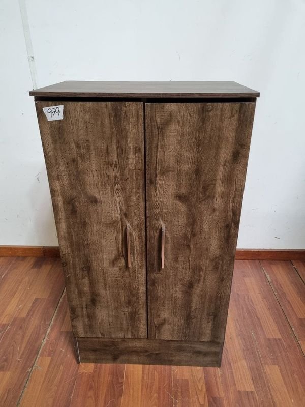 L 979 - Practico mueble aereo de guardado en color simil madera con dos puertas y estantes internos (Medidas 61x36x111cm) - imagen 1