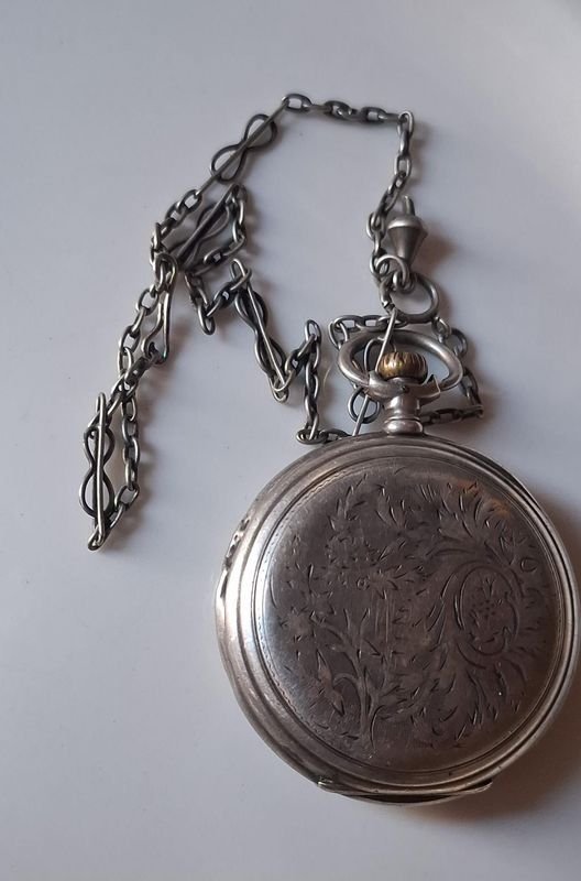 Lote siguiente: Reloj de bolsillo plata con cadena en mal estado