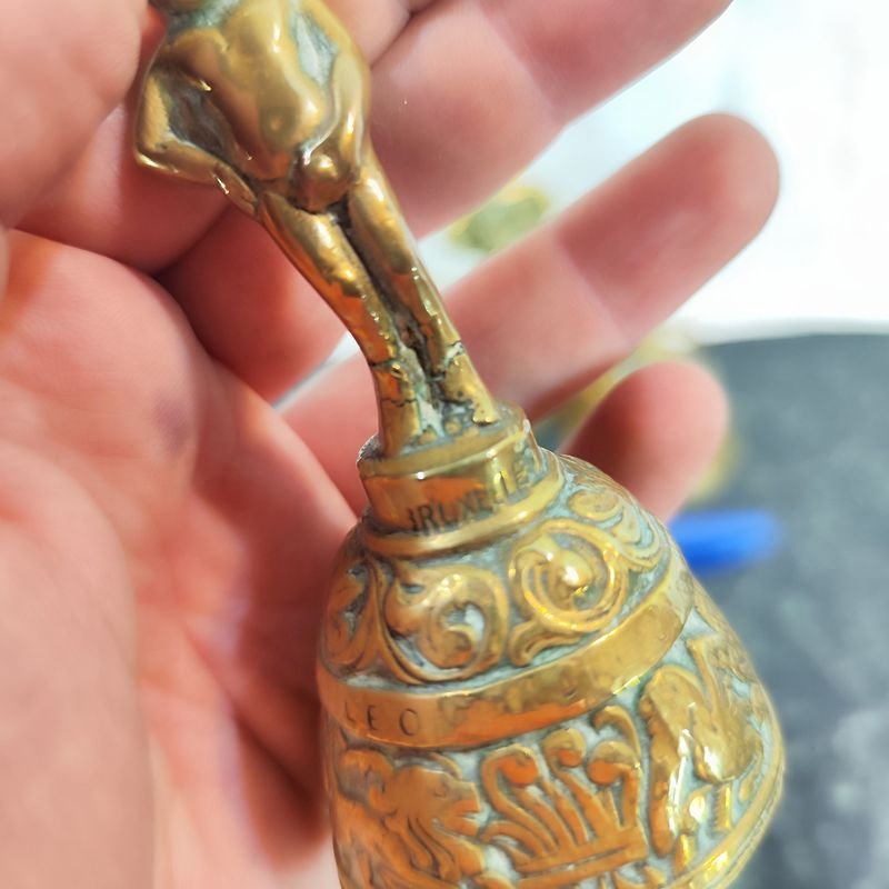 Colección de campanas de bronce con diseños ornamentales - imagen 3