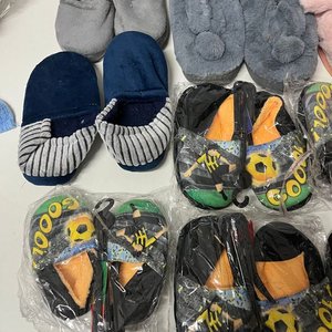 Mochila Infantil "Avengers" y 16 Pares de Pantuflas Variadas - imagen 6