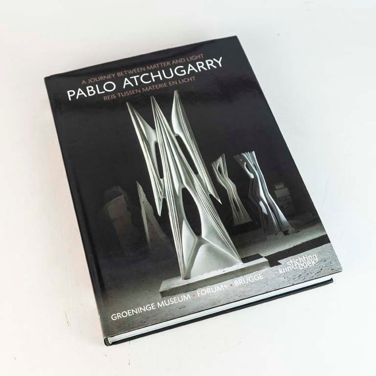 Libro "A Journey Between Matter and Light" de Pablo Atchugarry