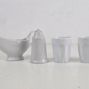 Lote de Cerámica Blanca: Fuentes, Tazas, Gallina y Más - imagen 4
