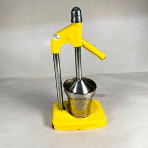 Exprimidor Manual Antiguo de Metal y Plástico Amarillo - imagen 1