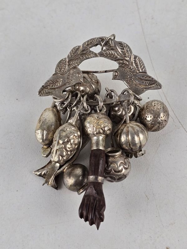 Balandrán Colgante en Plata con Amuletos