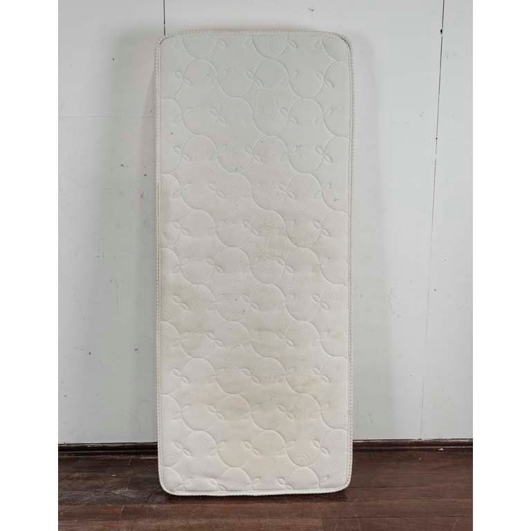 Lote siguiente: Colchón de 1 plaza DuCiel color blanco con manchas y detalles