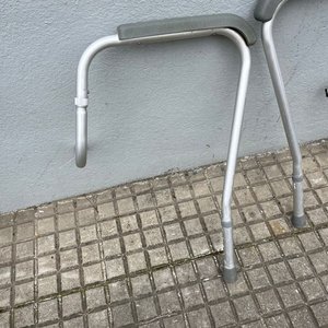 Andador Plegable de Aluminio con Soporte para Water - imagen 4