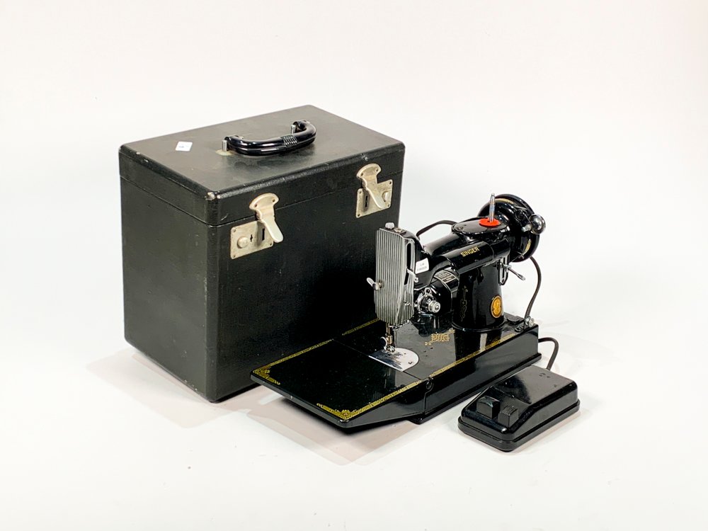 Lote siguiente: Máquina de coser Singer portátil y con pedal