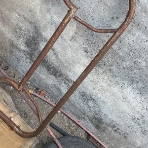 Lote siguiente: Respaldo de Cama Metálico Oxidado