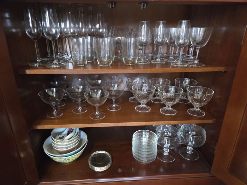 Gran lote de copas, vasos y vajilla en buen estado - imagen 2