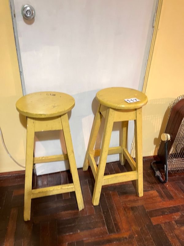 Lote siguiente: 2 Taburetes Altos de Madera Amarilla