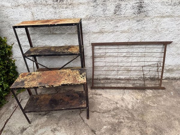Dos Estanterías Metálicas y Reja de Alambre