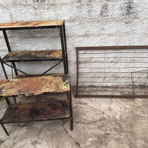 Lote anterior: Dos Estanterías Metálicas y Reja de Alambre